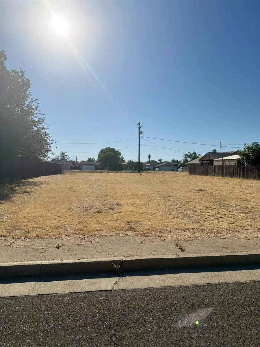 800 Whitney, Dinuba, CA 93618 - #3