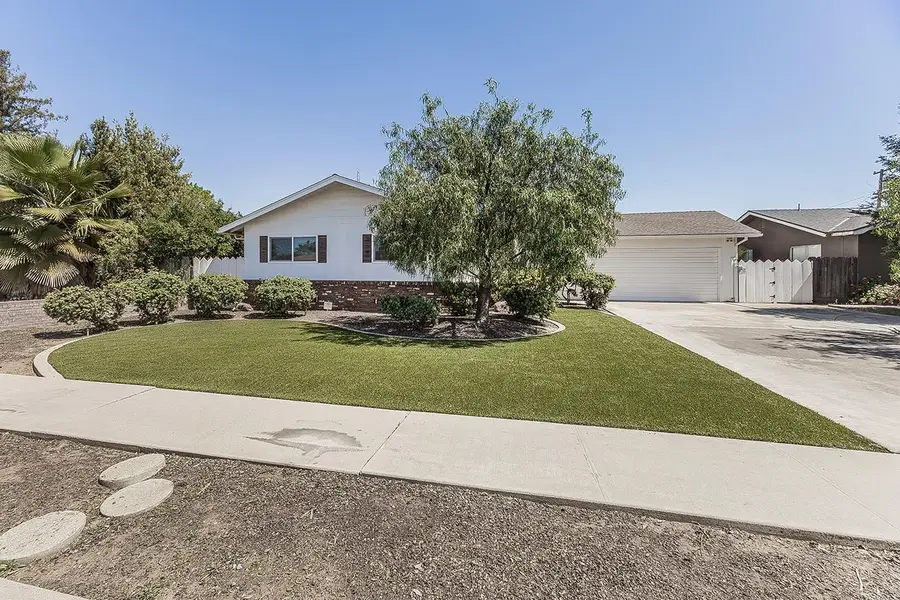 862 N Bates Avenue, Dinuba, CA 93618 - #2