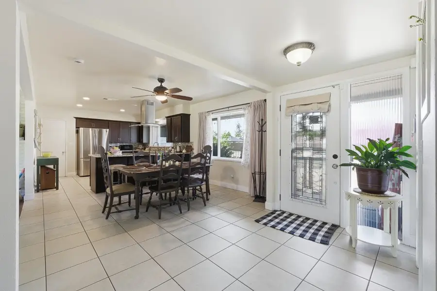 574 N Frankwood Avenue, Reedley, CA 93654 - #3