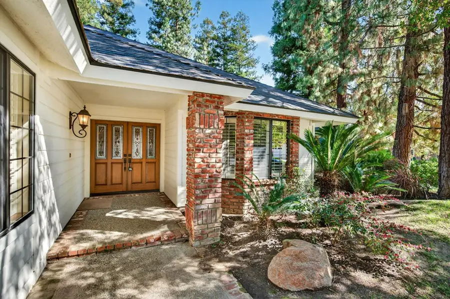 816 E Country View Circle, Fresno, CA 93730 - #2