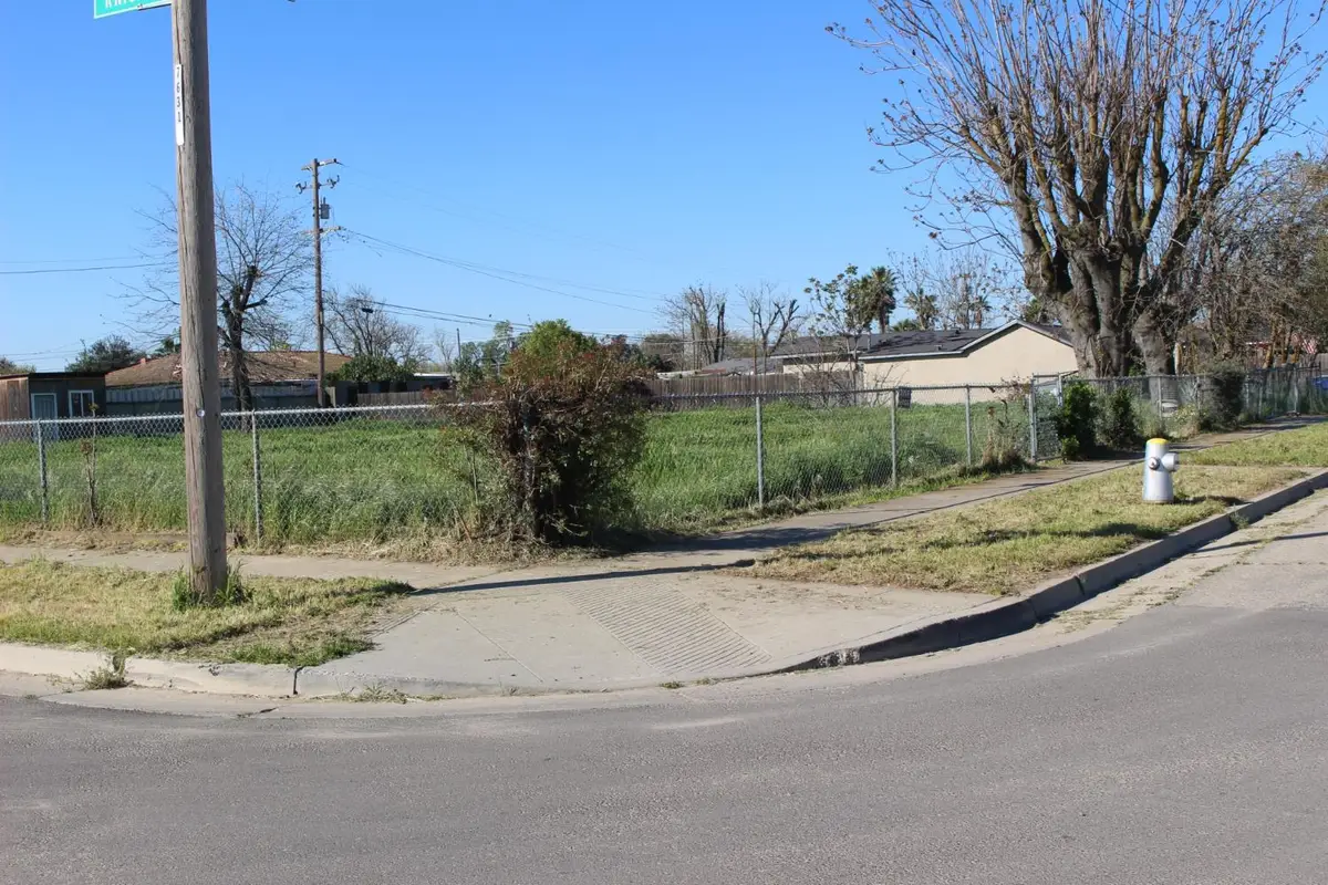 412 E Grove Avenue, Fresno, CA 93706 - #1