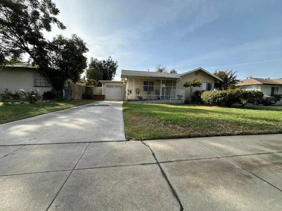 915 W Fountain Way, Fresno, CA 93705 - #2
