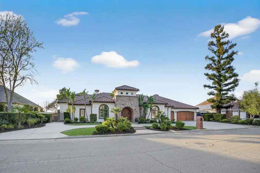 214 W Bluff Avenue, Fresno, CA 93711 - #3