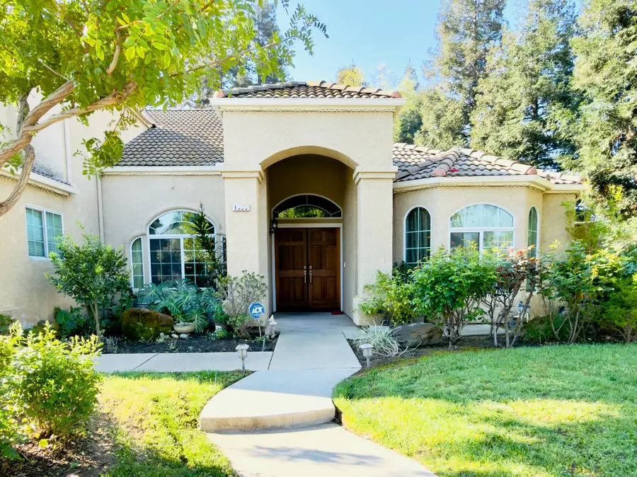 1555 E Emerald Avenue, Fresno, CA 93720 - #2