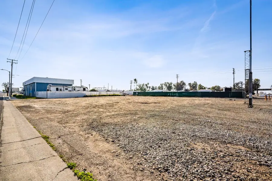 1 6th St, Hanford, CA 93230 - #2
