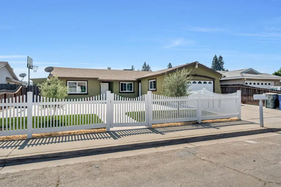 4239 W Cortland Avenue, Fresno, CA 93722 - #2