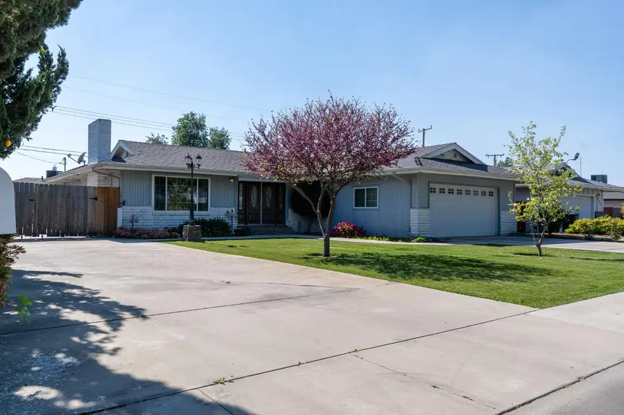 2631 W Royal Oaks Drive, Visalia, CA 93277 - #2