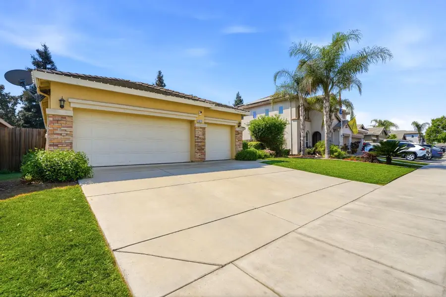 3029 W Vine Avenue, Visalia, CA 93291 - #2