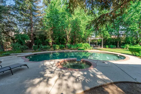 10340 N Sinclair Circle, Fresno, CA 93730