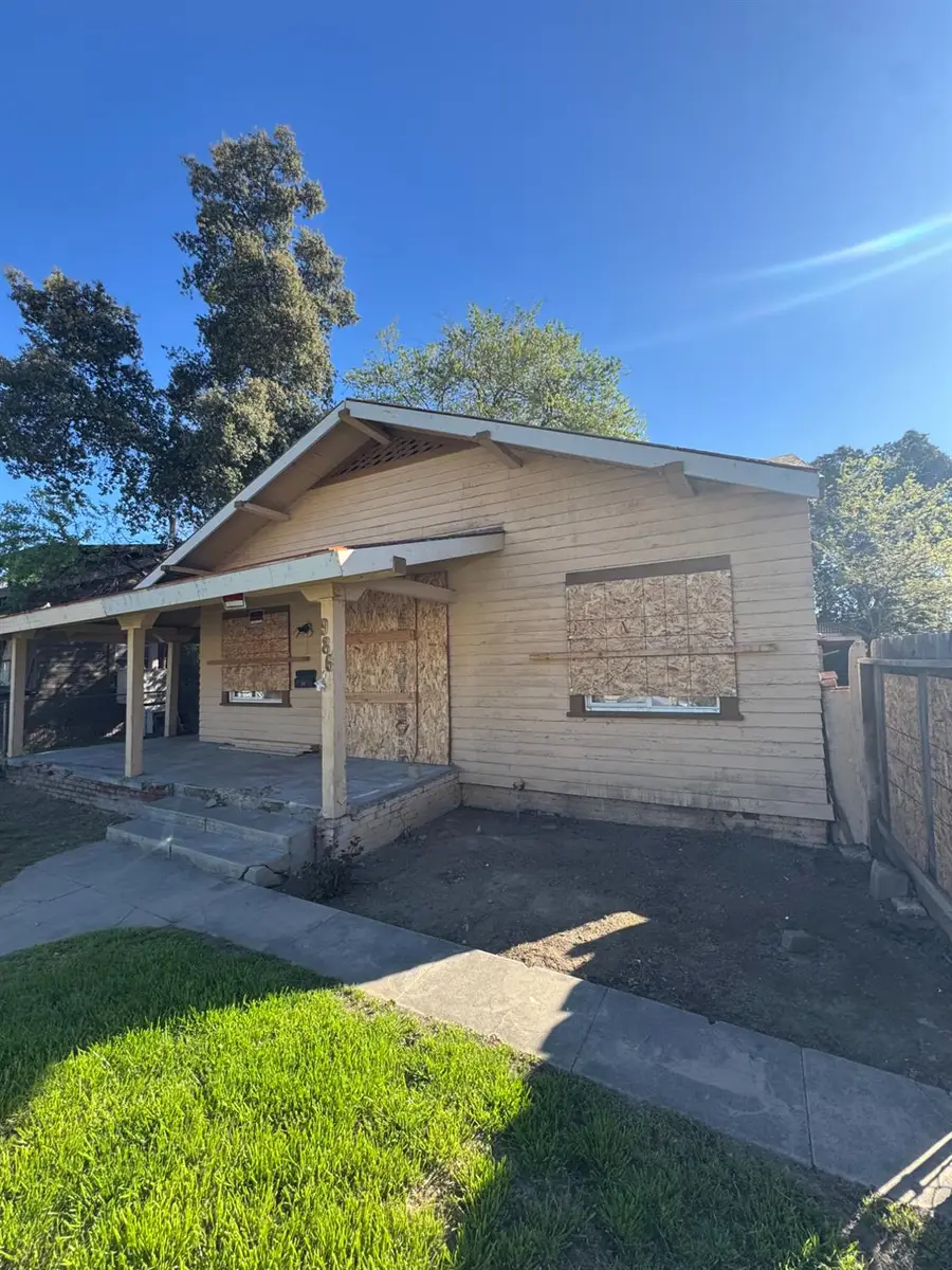986 N Wilson Avenue, Fresno, CA 93728 - #2