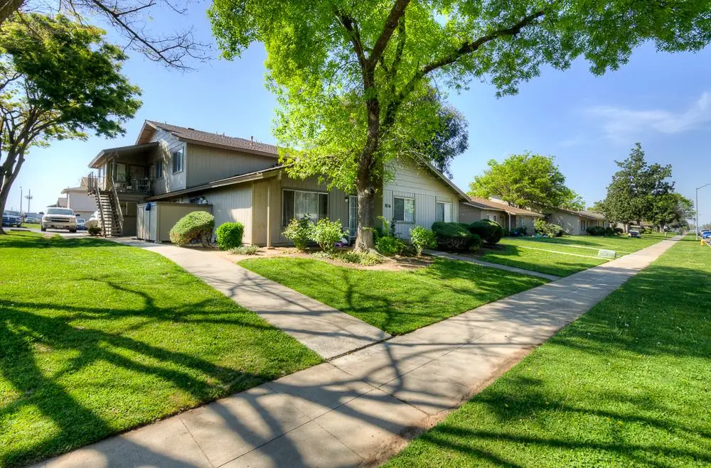 816 Sherwood Way, Madera, CA 93638 - #1