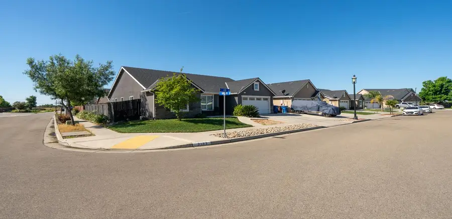 3133 4th Street, Sanger, CA 93657 - #2