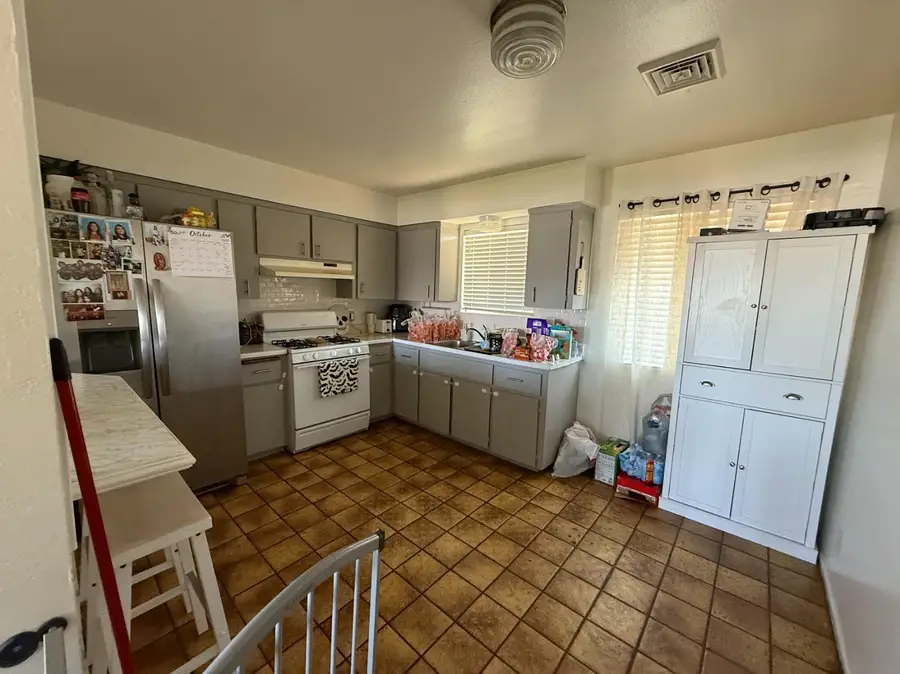 458 N Lillie Avenue, Dinuba, CA 93618 - #3