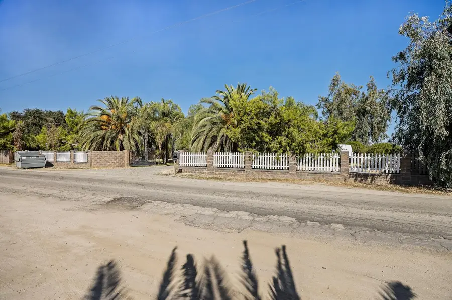 860 W Riverdale Avenue, Riverdale, CA 93656 - #2