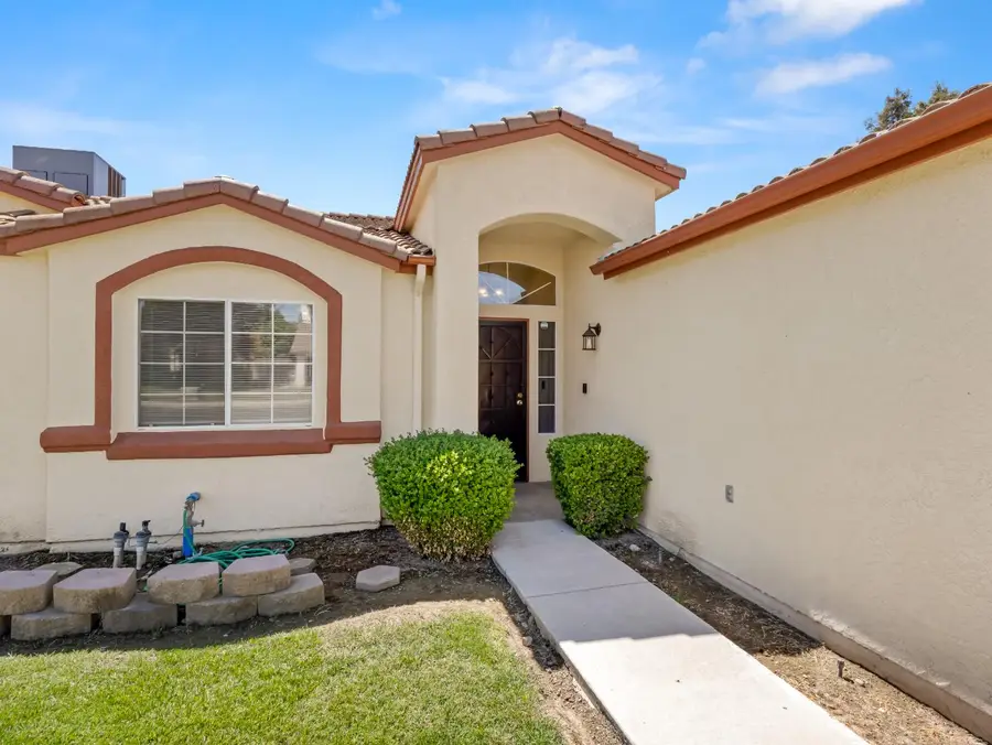 5637 W Oak Avenue, Fresno, CA 93722 - #3