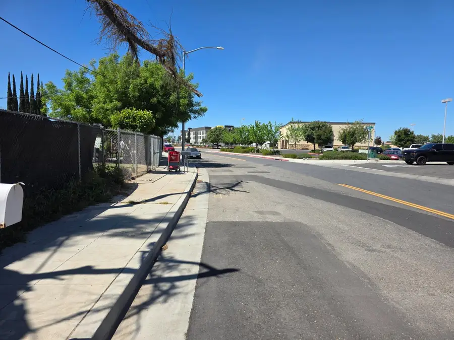 6749 N Weber Avenue, Fresno, CA 93722 - #3