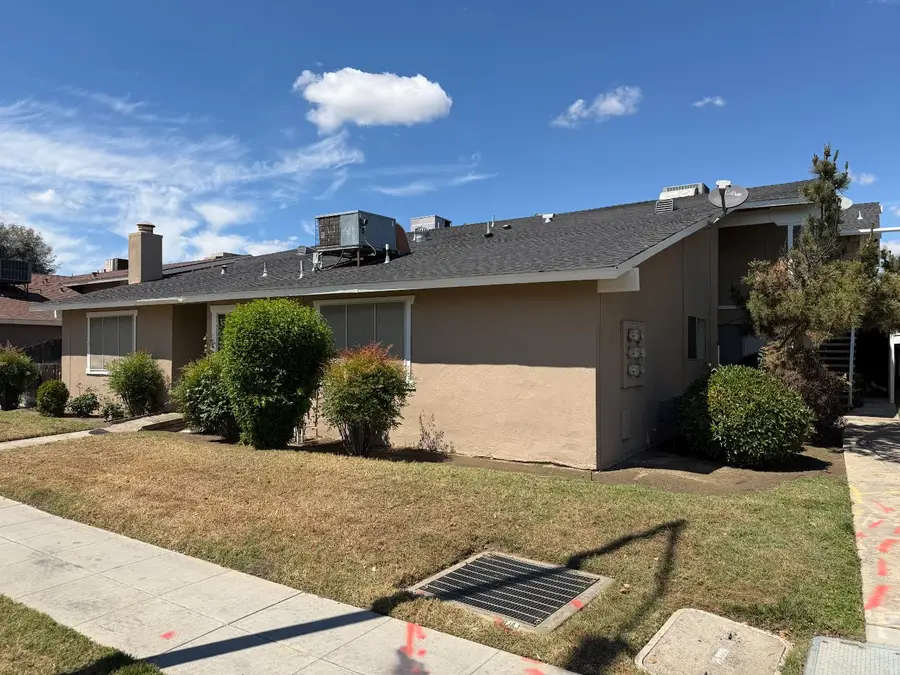 571 W Ashlan Avenue, Clovis, CA 93612 - #2