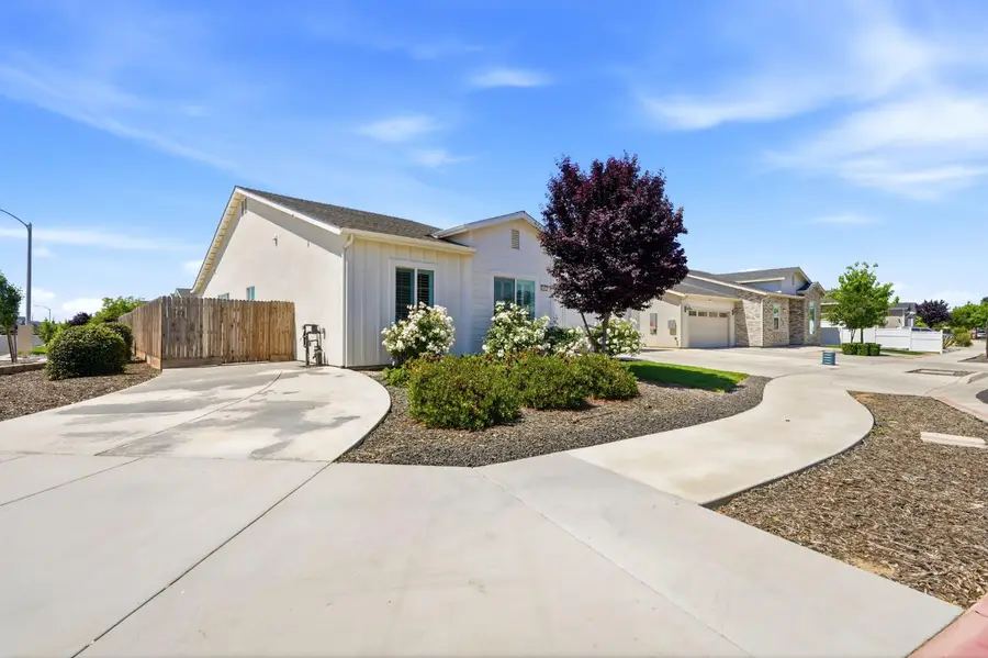 3617 N Santa Fe Street, Visalia, CA 93291 - #3