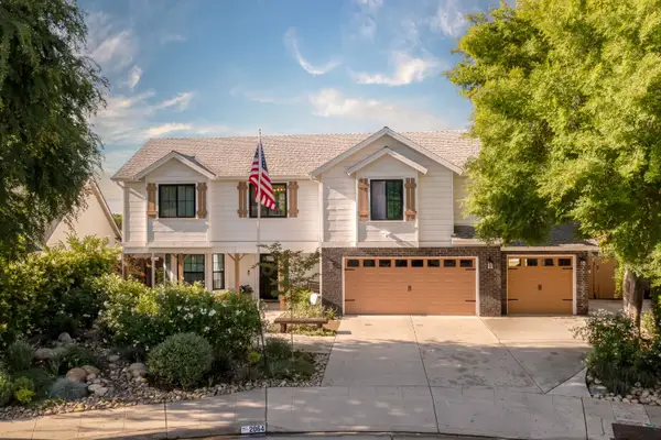 2064 Spruce Avenue, Clovis, CA 93611