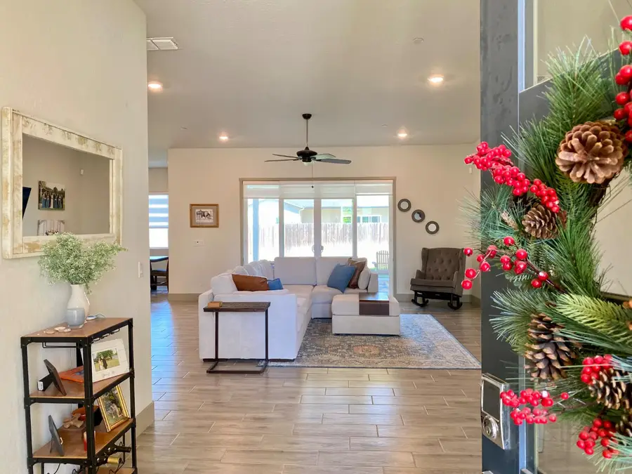 2404 W Bristol Lane, Hanford, CA 93230 - #2