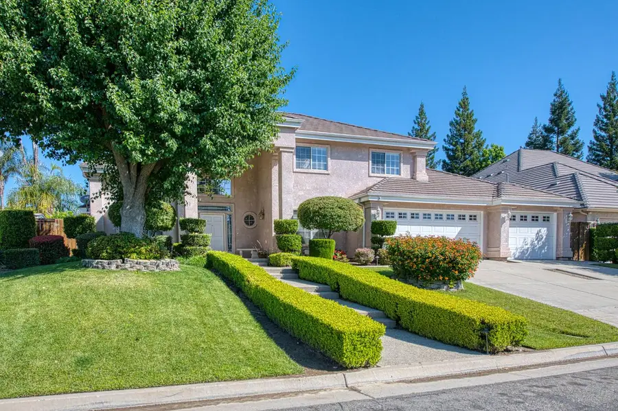 860 E Dartmouth Drive, Fresno, CA 93730 - #2