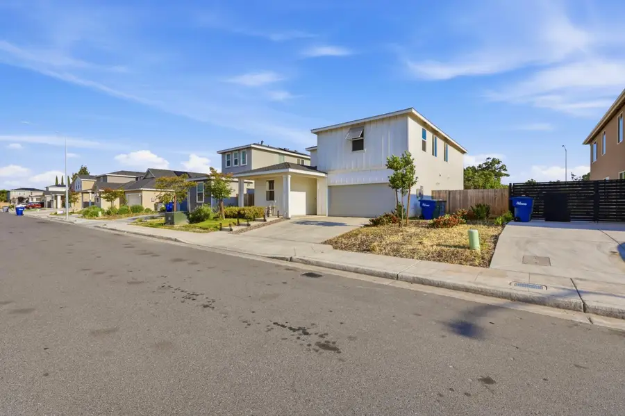 5843 W Laguna Avenue, Fresno, CA 93722 - #2