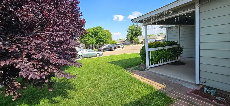 2584 S Roughrider Avenue, Fresno, CA 93725 - #2