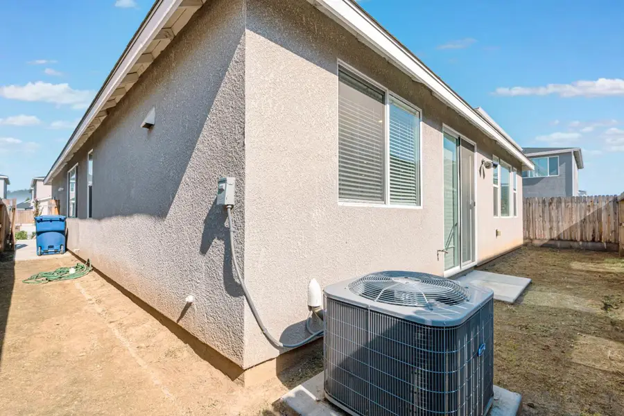 2758 N Applegate Avenue, Fresno, CA 93737 - #3