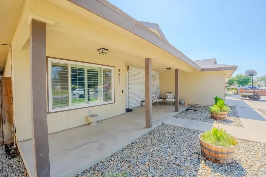 3609 W Evergreen Court, Visalia, CA 93277 - #3