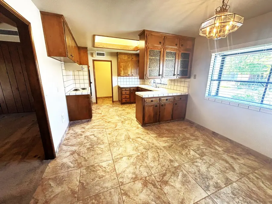 867 E Frederick Avenue, Fresno, CA 93720 - #2