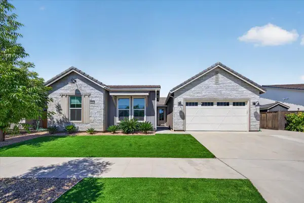2086 N Phillip Avenue, Clovis, CA 93619