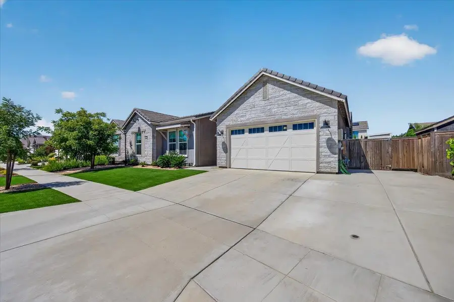 2086 N Phillip Avenue, Clovis, CA 93619 - #2