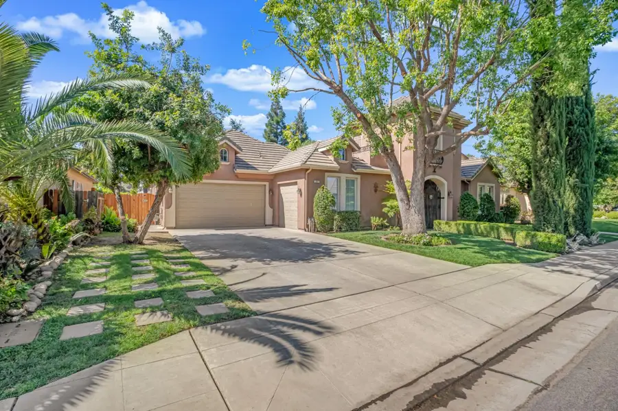 122 W Goshen Avenue, Clovis, CA 93611 - #2