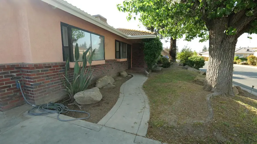 7684 N 6th Street, Fresno, CA 93720 - #2