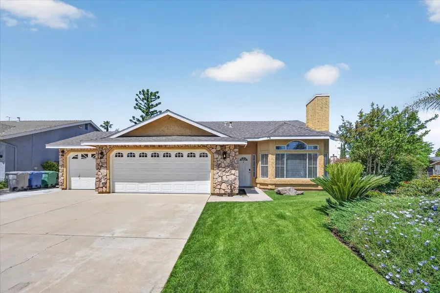 1181 N Matthew Avenue, Farmersville, CA 93223 - #3