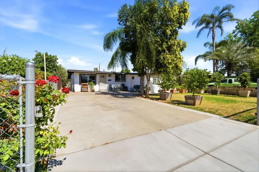 228 L Street, Sanger, CA 93657 - #3