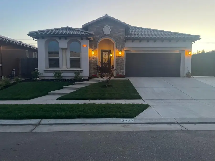 2434 S Claremont Avenue, Fresno, CA 93727 - #2