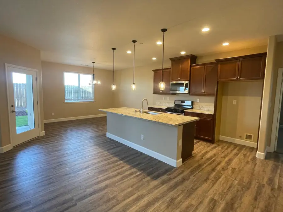 134 N Almond Ave, Kerman, CA 93630 - #3