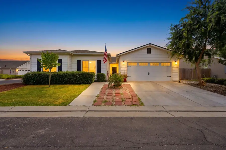 3393 Parks Avenue, Tulare, CA 93274 - #2