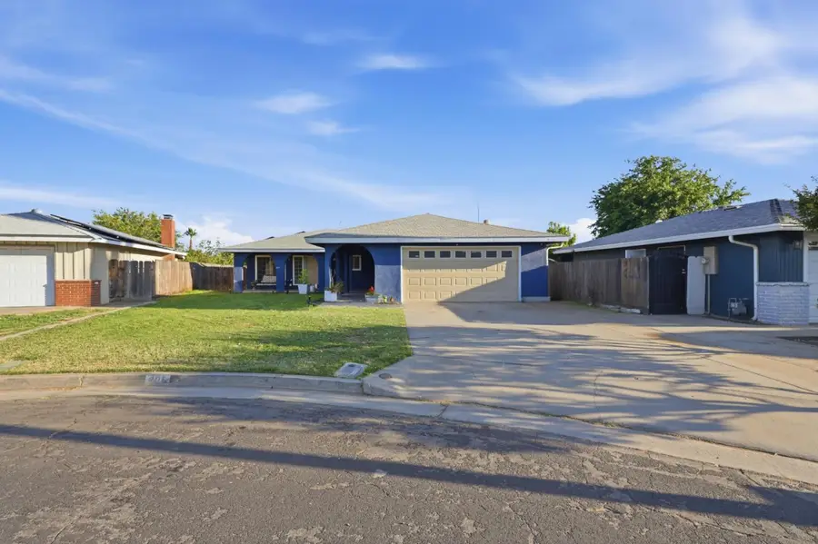 208 De Santi Avenue, Madera, CA 93637 - #2