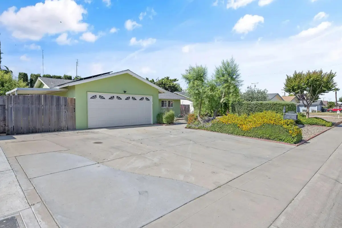 3325 W Laurel Avenue, Visalia, CA 93277 - #1