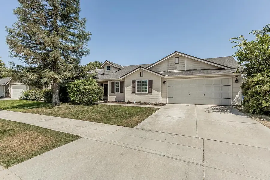 180 E Carpenter Avenue, Reedley, CA 93654 - #3