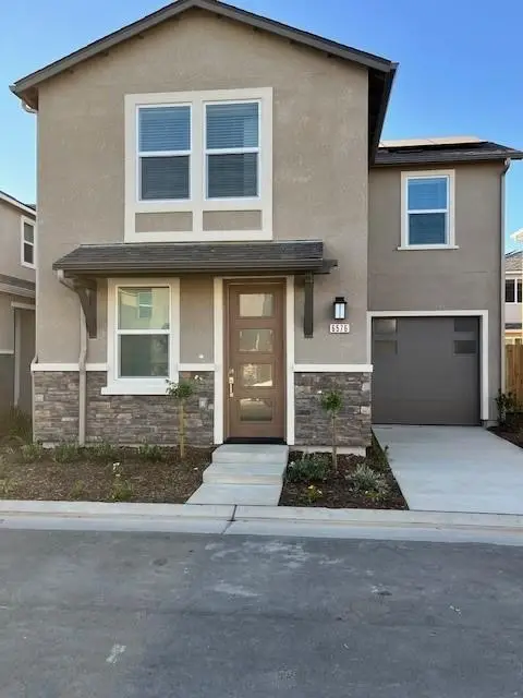 6576 E Clingstone Dr, Fresno, CA 93727