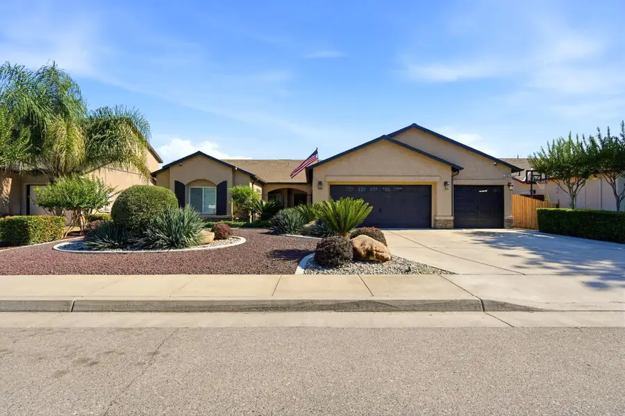 626 W Lake Street, Kingsburg, CA 93631 - #2