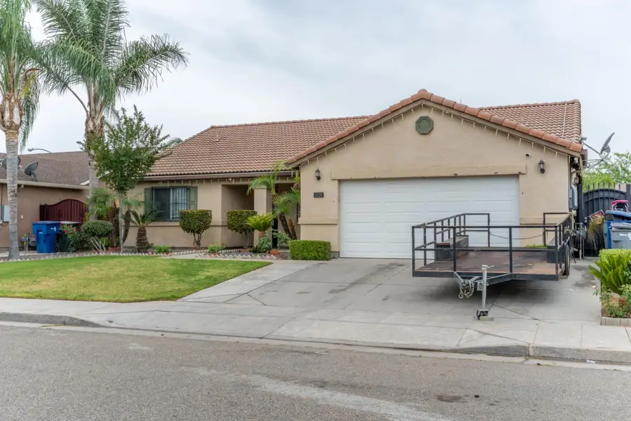3329 N Gregory Avenue, Fresno, CA 93722 - #3