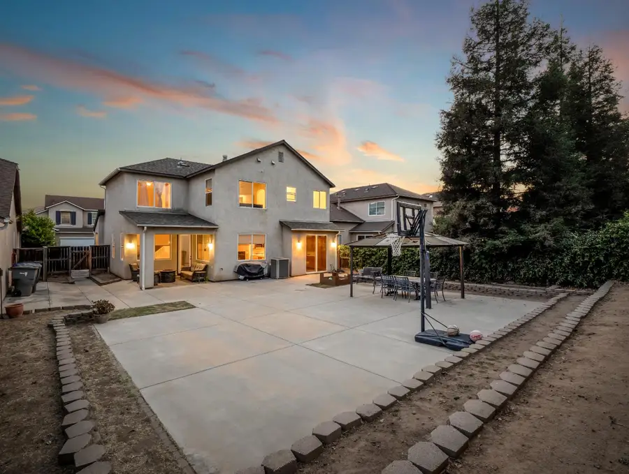 4056 W Pear Tree Lane, Fresno, CA 93722 - #2