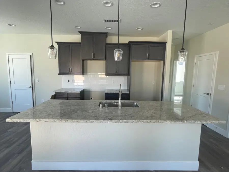 386 South Susan Ave, Kerman, CA 93630 - #2
