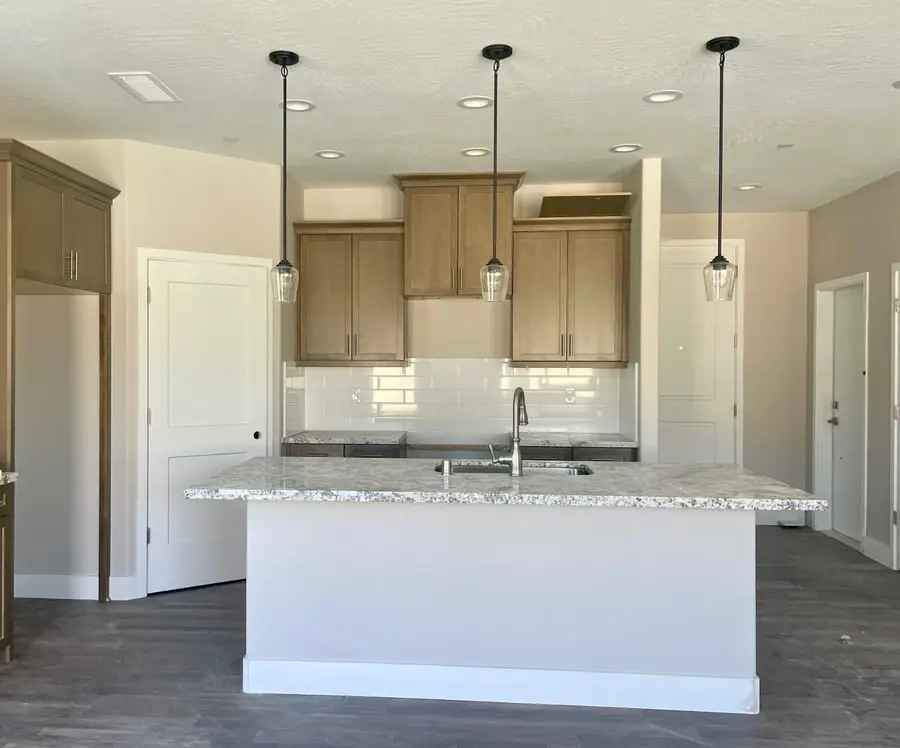 420 South Susan Ave, Kerman, CA 93630 - #3