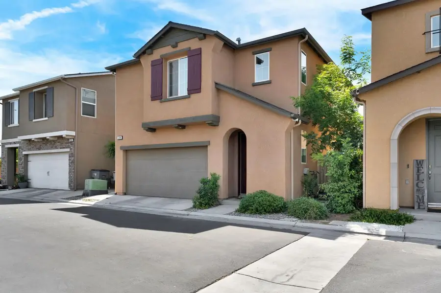 5394 W Santa Cruz Way, Fresno, CA 93722 - #2