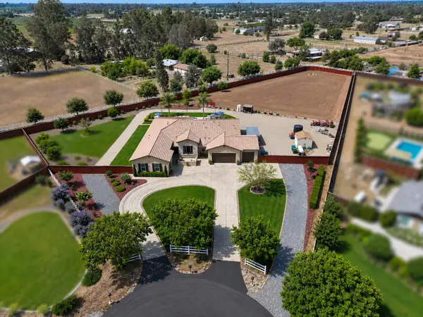 3741 N Mountain Hawk Court, Sanger, CA 93657